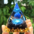 Pyramide d'Orgone avec sphère en lapis-lazuli bleu et cristaux de pierres noires - Style 23