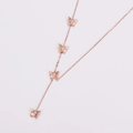 Primer plano del collar en Y de acero inoxidable oro rosa con mariposas y borlas finas - Oro rosa