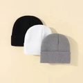 Pack de tres gorros de punto de color sólido para niños en negro, blanco y gris - Talla única / Negro+Blanco+Gris