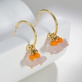 Detalle de pendientes en C de oro de 14k con cuentas naranjas y piedras rosas finas - Grava Rosa y Naranja