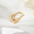 Goldener Ohrklemme in Dornenform mit lila Zirkonia im organischen Design - 14K Gold Dorn Lila Strass (H-12046)