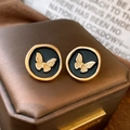 Französische Vintage-Ohrstecker in Schwarz mit goldenem Schmetterlingsrelief - Silberstift - Schwarzer Schmetterling Runde Ohrstecker