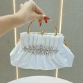 Elegante bolso de fiesta blanco plisado con motivo floral de diamantes y asa dorada - Blanco
