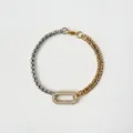 Nahaufnahme des zweifarbigen Armbands mit ovalem Pavé-Zirkon-Glied in Gold und Silber - Gold Zirkonia