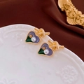 Vista macro detallada de pendientes vintage de corazón con esmalte morado y perla - Pin de Plata - Pendientes de Corazón de Esmalte Púrpura