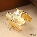 Dimensiones detalladas del anillo de flor dorada: ancho 3,2cm y altura 2,4cm - Estilo Floral Dorado (1-4218-4500)