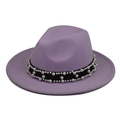 Dettaglio del cappello fedora in lana viola chiaro con fascia nera e perle bianche - Adulto 56-60cm / Fedora Viola Lavanda con Catena di Perle
