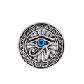 Makroaufnahme der silbernen Horusauge-Brosche mit Relief und blauem Auge-Inlay im Zentrum - Horusauge-Stil (D064-B) / Antiksilber