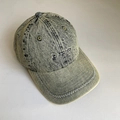 Détail de casquette denim délavée avec coutures zigzag et broderie de caractères - M (56-58cm) / Bleu Vintage