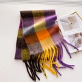 Détail d'une écharpe épaisse à carreaux arc-en-ciel avec de longs franges et magazine - Violet À Carreaux Color Block (WJ137-30)
