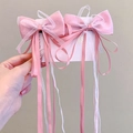 Detail van roze dubbellaagse haarstrikken met lange linten en organza-textuur - Eén paar / Lichtroze