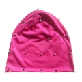 Bonnet en tricot rose avec des rivets punk en métal argenté et texture flexible - Taille unique / Rose rouge