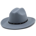 Dettaglio del cappello Fedora grigio con fascia in pelle nera e borchie metalliche - M (56-58cm) / Grigio chiaro