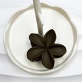 Molla per capelli opaca marrone scuro a forma di fiore stile retrò su supporto bianco - 8 cm / Caffè Scuro Gomma