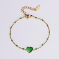 Dettaglio del bracciale in acciaio placcato oro 18k con perline verdi e ciondolo cuore - Verde