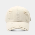 Vue macro détaillée des bords usés et déchirés d'une casquette de baseball vintage beige - Blanc Cassé