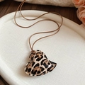 Détail d'un pendentif cœur à motif léopard avec coutures en cuir et cordon brun - Collier-Brun-Cœur