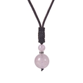 Vue macro du pendentif en cristal rose rond de 16 mm sur cordon noir tressé - Collier en Quartz Rose