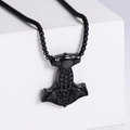 Primer plano del colgante martillo de Thor negro con grabados nórdicos - Con cadena / Negro