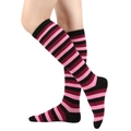 Détail de chaussettes montantes rayées rose, noir et bordeaux pour danse et cosplay - Taille unique / Rayé noir et rose
