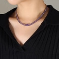 Elegante collana tennis placcata in oro con zirconi viola rettangolari indossata dal modello - Collana Viola