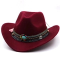 Détail d'un chapeau en laine bordeaux avec ruban ethnique perlé et pierre turquoise - Bordeaux