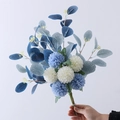 Künstlicher Strauß mit blauen und weißen Ping-Pong-Chrysanthemen und Eukalyptusblättern - Weißblau