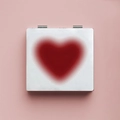 Specchio da trucco pieghevole portatile a doppia faccia con cuore su cover bianca - Cuore Rosa Forte