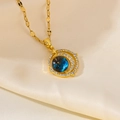 Detailaufnahme der goldenen Planeten-Halskette mit blauem Galaxie-Stein und Zirkonia - Doppelring Galaxie / Gold