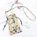 Borsa a tracolla per cellulare con motivo floreale e coulisse dallo stile vintage - Grappolo Floreale Grigio