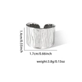 Detail van schorsstructuur op brede zilveren titaniumstalen open ring met afmetingen - Bark Texture Style (#0312)
