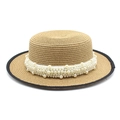 Dettaglio del cappello di paglia a corona piatta con nastro di perle e bordo nero - M (56-58cm) / Cachi