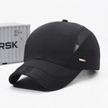 Gorra deportiva negra de malla transpirable con etiqueta roja y nailon secado rápido - Ajustable / Negro