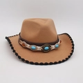 Chapeau de cowboy en feutre kaki avec perles turquoise et ruban en cuir brun - Camel Bord Noir (Ceinture Bleu Jaune)