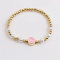Pulsera de perlas y cuentas doradas con colgante de letra 'C' esmaltado en rosa - Colgante de Letra C Rosa
