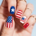 Amerikaanse vlag kunstnagels met rood witte strepen en blauwe sterren op blauwe achtergrond - Amerikaans Vlag Ontwerp (CW551) Inclusief Nagelgereedschap