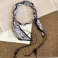 Detail der Vintage Paisley Seidenband Taillenkette mit dunkelbraunen Holzperlen - Schwarz Weiß Paisley