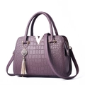 Sac à main violet élégant motif crocodile avec boucle dorée en V et décoration de gland - Violet Taro