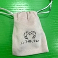 Sacchetto per gioielli in velluto rosa chiaro con logo su fondo verde testurizzato - Pochette in velluto rosa