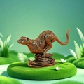 Statua di leopardo in corsa con finitura bronzo antico su base verde decorativa - Leopardo in corsa