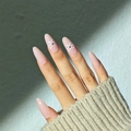 Uñas postizas de almendra rosa nude con lazos blancos y diamantes de imitación oscuros - Estilo de Pegamento (D-210)