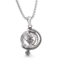 Collana con pendente a forma di globo rotante in acciaio inossidabile argento per uomo su bianco - Stile Globo con Base (KP97079-KJX)