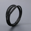 Heren meerlaagse zwart gevlochten lederen armband met metalen gebogen staaf en magneetsluiting - Zwarte Kleur (KB180747-JR)