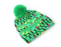 Détail du bonnet de Noël tricoté vert avec motifs d'ampoules LED et un pompon doux assorti - Adulte (Élastique) / Guirlande Lumineuse Verte (Avec Revers)