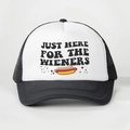 Détail de la casquette trucker avec texte Just Here For The Wieners et motif hot-dog - Noir et Blanc