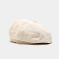 Primer plano de boina beige con textura de tela fina y bordado de corazón delicado - M (56-58cm) / Beige