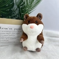 Süßes braun-weißes Hamster-Plüschtier in einer gemütlichen Inneneinrichtung - Dunkelbraun / 20cm