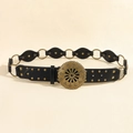 Detailopname van retro lederen riem met bronzen ronde gesp en metalen ringverbindingen - Brons Zwart / 110cm