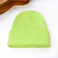 Texture détaillée du bonnet en maille côtelée vert fluo pour la chaleur hivernale - Jaune Néon