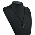 Minimalistische matzwarte kruisketting met fijne schakels op een model van de nek - Zwart